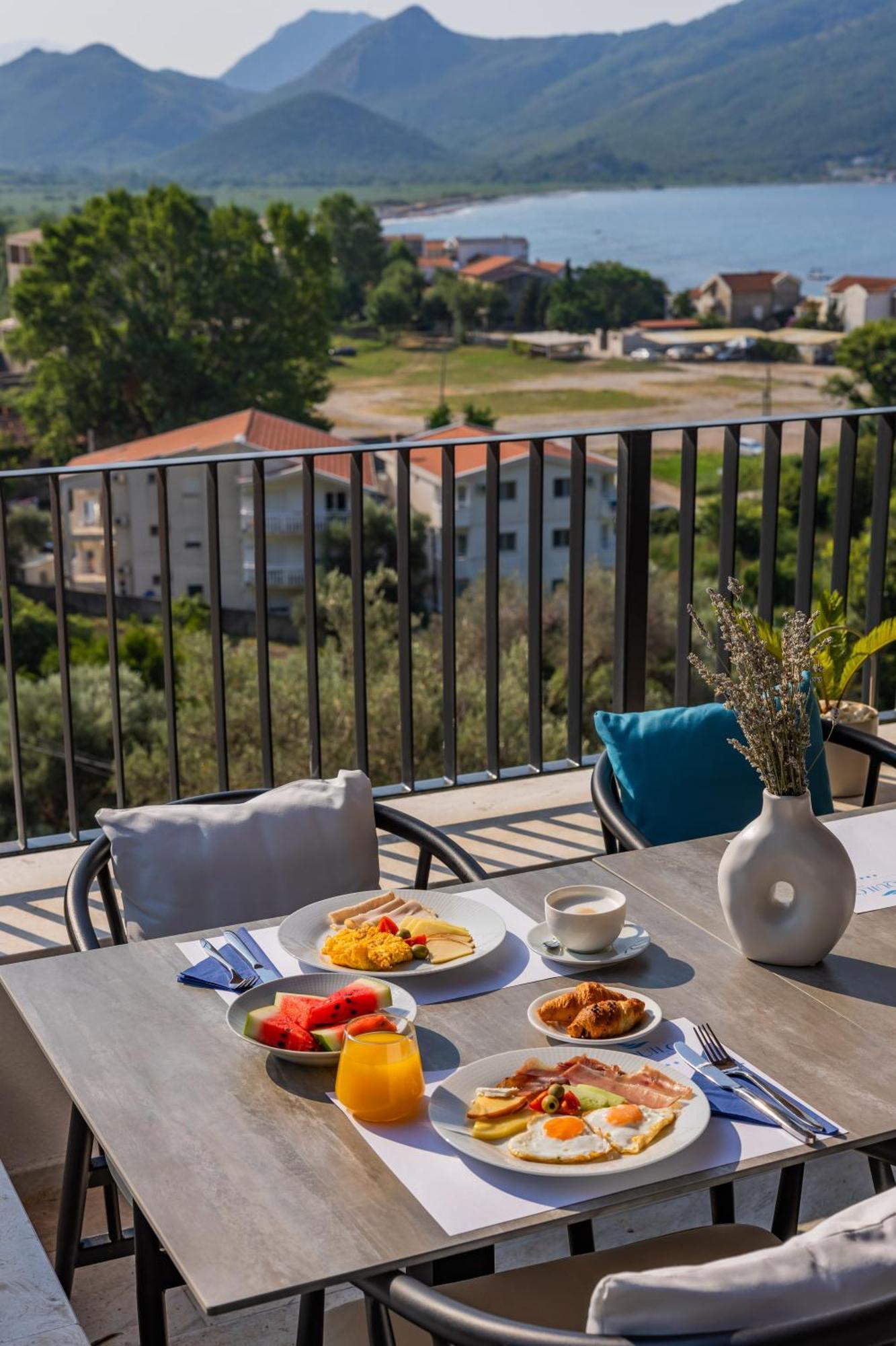 Hotel Aquilo Petrovac Ngoại thất bức ảnh